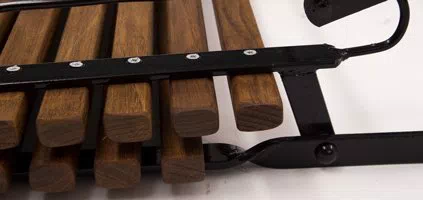 Die Beplankung würden wir eher als Stäbchen, anstatt als Latten bezeichnen. Die Stäbchen haben eine Länge von 40 cm, 2,5 cm Dicke und 1,8 cm Breite. Beplankung für Biergartenmoebel 11bgs