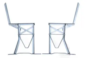 Ansicht der Klappbaren Bankgestelle 218 von innen. Der Ausleger zum Schnappschloss ist aus 10 mm gebogenen Rundstahl. Die Bankplatten sollten so breit sein, dass diese bündig mit dem unteren Flachstahl abschließen. Durch diesen Überstand entsteht zusätzliche Bewegungsfreiheit. Bierbank Festzeltbank Beschläge