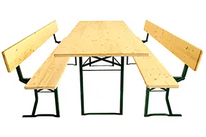 Bierzeltgarnitur 104 hat unsere Standard Bankbreite von 29 cm und Bänke mit Rückenlehne. Der Biertisch ist mit drei verschiedenen Aufstellhöhen lieferbar 71,5 cm, 74 cm und 77 cm. Bierzeltgarnitur mit Lehne von vorne