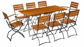 Die Biergartenbestuhlung mit acht Stühlen kann als zwei vierer Gruppen oder als eine Gruppe mit acht Personen genutzt werden. Biergarten Sitzgruppe mit zwei Biergartentische