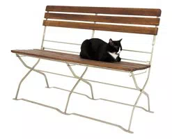 Unser Kater Felix ist sehr überzeugt von der Biergartenbank Modell 06bg. Biergartenbank mit Katze
