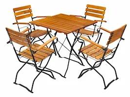 Biergartengarnitur für vier Personen mit Robinienholz braun lasiert. Biergartenmöbel mit Armlehne schräg von oben.