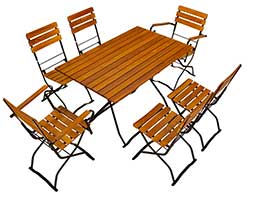 Die Platte des Biergartentischs ist 120 cm lang und 75 cm breit. Das verwendete Robinien-Massivholz ist extrem witterungsbeständig. Die Biergartenstühle und Biergartensessel bestehen ebenfalls aus Robinie und Stahl. Es sind keine sichtbaren Verschraubungen in der Lehne und Sitzfläche. Alle Sitz- und Rückenleisten haben eine Biegung. Rechteckige Biergartenmöbel mit 120 cm × 75 cm Tisch und schwarzem Untergestell.