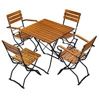 Gastronomiesitzgruppe aus Robinie mit oder ohne Armlehnen, mit schwarz beschichteten Gestellen. Die Robinie hat auch die Namen falsche Akazie, Pseudoakazie und Scheinakazie. Das Robinienholz ist äußerst widerstandsfähig gegen Kratzer, eignet sich zum Biegen und ist besonders wetterbeständig. In einfachen Worten ausgedrückt: Dieses Holz gilt als das mit Abstand beste für die Produktion von Biergartenmöbeln. Quadratische Biergartenmöbel mit 75 cm × 75 cm Tisch für kleine Sitzgruppen.