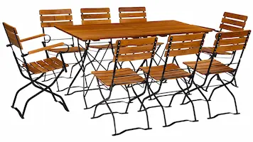Bei der Biergartenbestuhlung mit zwei quadratischen Tischen können die Tische mit der Lattung längs oder quer verwendet werden. Biergartenbestuhlung Latten längs