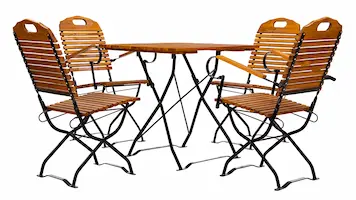 Die Biergartenbestuhlung ist ausgelegt für vier Personen und bietet genug Platz zum Essen und Trinken und beinhaltet einen Tisch, zwei Stühle und zwei Sessel. Biergartenmöbel mit Griff und Kiesleiste