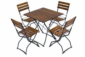 Kassische Sitzgruppe aus Biergartenmöbel.