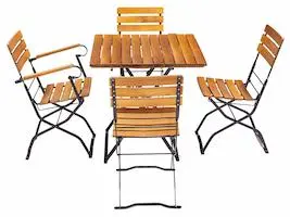 Dieses Biergartenmöbel-Set besteht aus einem quadratischen Tisch mit zwei Stühlen ohne Armlehne und zwei Sesseln mit Armlehne. Biergartenmöbel mit Armlehne