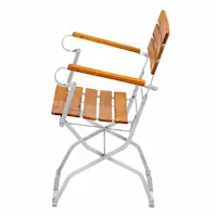 Die Armlehnen sind aus durchgehendem Bandstahl und mit einer gebogenen Leiste aus Robinie verkleidet. Die Leiste hat unten eine Nut, in welcher der Bandstahl passgenau eingearbeitet ist. Die Leisten sind von unten mit zwei Schrauben befestigt. biergartensessel braun lasiert