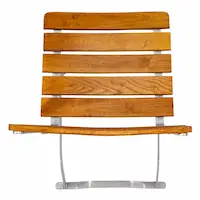 Der Biergartenstuhl 01bg hat gebogene Latten in der Sitzfläche und in der Lehne aus Robinie. Die Holzoberfläche wurde mit einer niemals abblätternden Holzschutzlasur behandelt. Biergartenstuhl mit gebogenen Latten