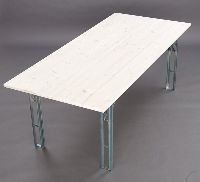 Tisch mit weiß lasierteh Holzoberfläche
