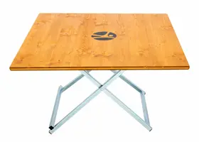 Mehr Beinfreiheit geht nicht! Unser Biertisch mit 120 cm X 120 cm dreischichtiger Holzplatte aus wahlweise Fichte oder Douglasie ist bezüglich Bein- und Kniefreiheit unschlagbar. Biertisch Teak mit Werbung