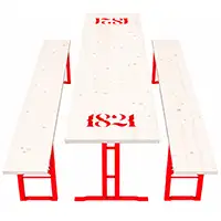 Bierzeltgarnitur 220 cm mit Logo Bierzeltgarnitur 220 cm mit Logo auf weißem Tisch und roten Gestellen