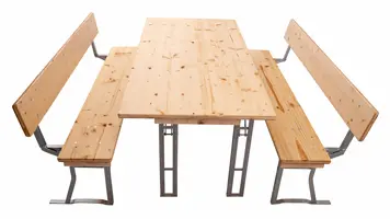 Die abgebildete Bierzeltgarnitur hat unsere Standardbänke mit Lehne, mit einer Gesamthöhe der Lehne von 35 cm. Die Breite der Lehnenplatten beträgt 19,5 cm und die Breite der Bankplatten ist unsere Standardbreite von 29 cm. Die eingesetzten, dreischichtigen Holzwerkstoffplatten weisen sowohl in Längs- als auch in Querrichtung eine hohe Bruchfestigkeit auf. Für diese Holzplatten ist ein vierbeiniges Tischgestell kein Problem. Bei einschichtigen Tischen mit einer Breite von 80 cm wäre ein Auseinanderbrechen der Tischplatte in Längsrichtung, entlang der Holzfasern oder einer Leimfuge zu erwarten. Bierzeltgarnitur 164 cm X 80 cm