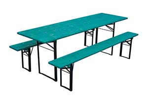 Die Dimensionierung dieser Bierzeltgarnituren ist auf die nachstehenden Umstände zurückzuführen. Es ist notwendig, dass im Biergarten zu Spitzenzeiten viele Gäste untergebracht werden können. Um Platz einzusparen, hat das Brauhaus eine Bankbreite von 25 cm gewählt. Bierzeltgarnitur mit 25er Bänke