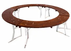 Rundbänke lasiert in der Holzfarbe Nussbaum für runde Bierzeltgarnituren mit 120 cm Tisch. Die Sitztiefe beträgt 30 cm, die gesamt Sitzfläche ist ausreichend für bis zu 12 Personen. runde Bierbänke lasiert