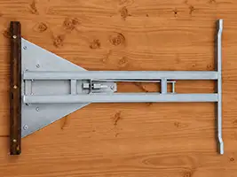 Flacher 50 cm breiter Fuß des verzinkten T-Gestells in Unteransicht