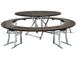 Die abgebildete Bierzeltgarnitur mit unzerbrechlichen dreischichtigen Holzplatten hat einen sehr entscheidenden Vorteil gegenüber den Produkten anderer Hersteller. Die Platten sind unzerbrechlich, längs und quer, dadurch brechen an den Rundbänken keine Lamellen ab und die äußeren Lamellen des Tisches, welche von dem Gestell nicht unterstützt werden können auch bei starker Belastung nicht abbrechen. Bierzeltgarnitur mit unzerbrechlichen dreischichtigen Holzplatten