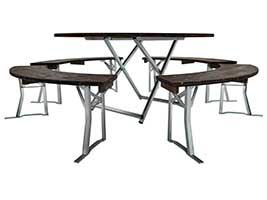 Diese Bierzeltgarnitur mit einem runden Tisch (150 cm Durchmesser) ist ein hochwertiges Produkt, da sie aus massiven Stahlgestellen und dreischichtigen Holzplatten besteht. Ansicht Bierzeltgarnitur 151 aus der Ebene. Die unterhalb der Tischplatte angebrachten Winkel verfügen über eine Länge von 100 cm und dienen der flächigen Befestigung der Tischplatte von unten mittels zehn Schrauben. Ansicht Bierzeltgarnitur 151 aus der Ebene