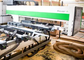 Auf diesem Video wird die Herstellung von acht Holzplatten für Bierzeltgarnituren aus einer Großformat-platte dargestellt. Bei der Maschine handelt es sich um eine fünfachsige Biesse Rover A mit doppelter Z Achse. Unser Produktionsstandort liegt zentral in Deutschland, durch diese technische Ausstattung können wir schnell auf Kundenwünsche eingehen und dem Kunden sehr zeitnah bzw. innerhalb drei bis acht Tagen die gewünschte Ware in verschiedensten Varianten liefern. Fräsen von Bierzeltgarnituren