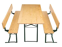 Die Bierzeltgarnitur 104 hat eine Tischbreite von 80 cm und Bänke mit Rückenlehne. Der Biertisch hat unser Standard-Biertischgestell mit einer Breite von 44cm. Das Standard-Biertischgestell ermöglicht es den Gästen, leicht ein- und auszusteigen. Breitere Biertischgestelle hätten den Nachteil, dass man wenn die Gestelle weiter nach außen gehen, nicht mehr seitlich einsteigen kann. Frontansicht 80er Bierzeltgarnitur mit Lehne