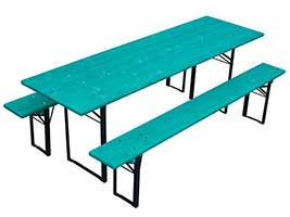 Da in diesem Brauhaus große Mengen Holzofenpizza auf großen Tellern serviert werden, wurden die Abmessungen der Tische und Bänke an die Gegebenheiten angepasst. Bierzeltgarnitur für Holzofenpizza