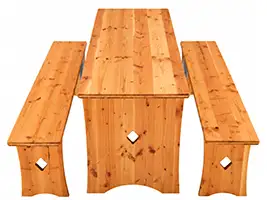 Karo-Öffnung am Holzfuß für die Bedienung des Verschlusses Karo-Ausschnitt im Holzgestell der Bierzeltgarnitur Modell 309 zum Lösen des Schnappschlosses