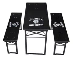 Bierzeltgarnitur Jim Beam, Bierbänke 110cm lang und 29cm breit, Tisch 110cm lang und 50cm breit. Auf dem Biertisch wurde das Logo einmal am Kopfende gedruckt und die Bierbänke wurden mittig bedruckt. Bierzeltgarnitur Jim Beam front.