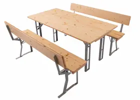 Der vierbeinige Tisch hat eine Länge von 164 cm mit einer Tischbreite von 80 cm. Der Einsatz von Dreischichtplatten aus Fichte oder Douglasie, wie sie von uns verwendet werden, erweist sich als optimal und ist gegenüber anderen Holzplatten erheblich stabiler. Unsere Holzplatten bleiben gerade und stabil, sie werden nicht brechen oder reißen. Bierzeltgarnitur mit Lehne ouadratische Aufstellung geeignet