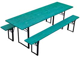 Die Pizza aus dem Holzofen wird auf großen Tellern serviert. Um die Anordnung zweier Teller in gegenüberliegender Position auf dem Tisch zu gewährleisten, wurde eine Tischbreite von 67 cm gewählt. Bierzeltgarnitur mit 67er Tisch