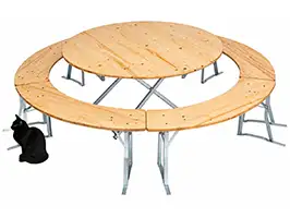 Runde Bierzeltgarnitur mit klar lackierten Holzplatten Runde Bierzeltgarnitur für 15 Personen mit klar lackierten Holzoberflächen