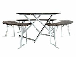 Die runde Biertischgarnitur mit 120 cm Rundtisch und drei auf die Tischrundung angepasste Bierbänke ist ausreichend für vier Personen. Bierbankgarnitur 109 Frontansicht