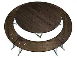 Das Tischgestell des Rundtisches ist für Tischgrößen bis 150 cm geeignet, während die Tischgestelle der Bierzeltgarnitur Modell 168 für Tischgrößen ab 150 cm geeignet sind. Dieses Gestell bietet eine hervorragende Knie- und Beinfreiheit. Rundtisch mittlerer Grösse