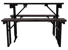 Bei dieser Ansicht ist das Klappsystem des Tisches optimal zu erkennen. Die Schnapper und das Tischgestell sind auf der linken Seite mit einer zusätzlichen Holzplatte versehen, um beim Einklappen das Übereinanderklappen zu ermöglichen. Bierzeltgarnitur Frontansicht