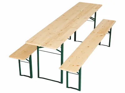 Klassische klappbare Bierzeltgarnitur mit Holztisch und zwei Bänken ohne Rückenlehne
