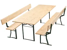 Bierzeltgarnitur mit Rückenlehne Bankplatten 29cm breit mit automatischer Klappsicherung der Lehne, Tisch 80cm breit mit Standard-Biertischgestell. Die Biertisch- und Bierbankgestelle werden im Tauchverfahren grün lackiert. Bierzeltgarnitur 80cm klarlackiert mit Lehne