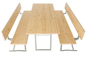 <h3>Bierzeltgarnitur 176 mit Lehne</h3>Die Beschläge der Bierzeltgarnituren sind selbstverständlich klappbar, verzinkt und extrem stabil. Stabilität hat leider auch ein sehr hohes Gewicht. Eine einzelne Bank hat ein Gewicht von ca. 35–40 kg. Eine exakte Gewichtsangabe ist leider nicht möglich, weil Holz eine sehr stark variierende Dichte hat. Dies hat allerdings nichts mit der Stabilität zu tun. Da Holz ein natürlicher Werkstoff ist und kein Stück Holz dem anderen gleicht, ist auch das Gewicht unterschiedlich. Nr.176
