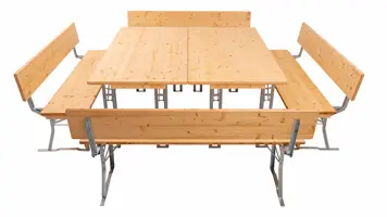 Ein Problem bei Quadratischer Aufstellung ist, dass die Gäste am Ende der Tische nur bei unseren Biertischen mit vier Beinen ihre Füße unter den Tisch stellen können. In Festscheunen wird die quadratische Aufstellung oft genutzt. Festzeltgarnitur doppelt Aufstellung