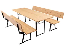 Der Festzelttisch hat unser Standard-Tischgestell Modell 202, verzinkt mit zusätzlicher Pulverbeschichtung in RAL 9005 tiefschwarz. Das Tischgestell ist 44 cm breit, die Tischplatte ist 80 cm breit. Dadurch entsteht bei dieser Festzeltgarnitur eine Beinfreiheit von 18 cm bis zur Tischkante. Festzeltgarnitur mit Klaröllasur