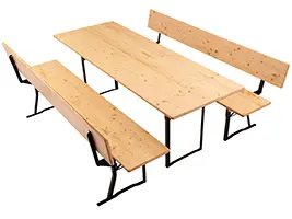 Die Maserung der Holzplatten wird durch die geölte Oberfläche besonders betont. Zusätzlich werden die Holzplatten dieser Festzeltgarnituren gegenüber einer klar lackierten Oberfläche etwas dunkler. Festzeltgarnitur 40er Bänke