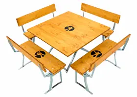 Festzeltgarnitur Modell 101 mit Werbedruck, Holzfarbe Teak, verzinkte Gestelle, quadratischer Tisch und Festzeltbänke mit Lehne. Festzeltgarnitur 101 mit Lehne