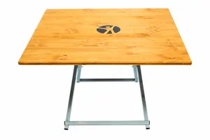 Der quadratische Tisch mit Scheren Gestell hat nicht die für eine Festzeltgarnitur typischen Tischgestelle, ist aber gegenüber Tischen mit normalen Biertischgestellen wesentlich hochwertiger und optimal für diese Sitzgruppe geeignet. Festzelttisch quadratisch mit Werbung