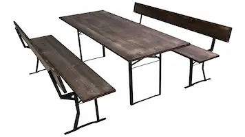 <h3>Festzeltgarnitur mit Lehne in Altholzoptik</h3>Die Festzeltgarnitur besteht aus einem 70 cm breiten Tisch und 35 cm breiten Bänken. Das abgebildete Modell enthält Standardgestelle für Festzeltgarnituren, in Schwarz lackiert. Festzeltgarnitur Vintage-Style-126