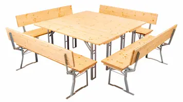 Zwei Festzeltgarnituren Modell 113 in quadratischer Aufstellung. Die Bänke mit Lehne sind besonders breit, mit einer Sitzfläche von 164 cm × 40 cm. Es existieren fünf unterschiedliche Möglichkeiten zur Anordnung der Beine dieser Festzelttische. Eine quadratische Anordnung der Festzeltgarnituren ist mit der Variante Nr. 5 ideal. Festzeltgarnituren 12 Sitzplätze
