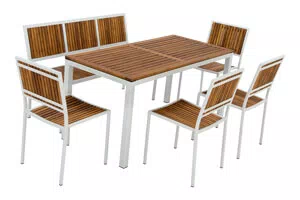 Terrassenmöbel mit Stapelstühlen und Bank aus Holz