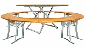 Der Tisch ist so groß, dass alle Gäste essen und trinken können, wenn er voll besetzt ist. Unsere mittlere Bierzeltgarnitur Nr. 146, Holzfarbe Teak, mit fünf Bänken zum Vollkreis gestellt. Mittlere Bierzeltgarnitur mit Vollkreis