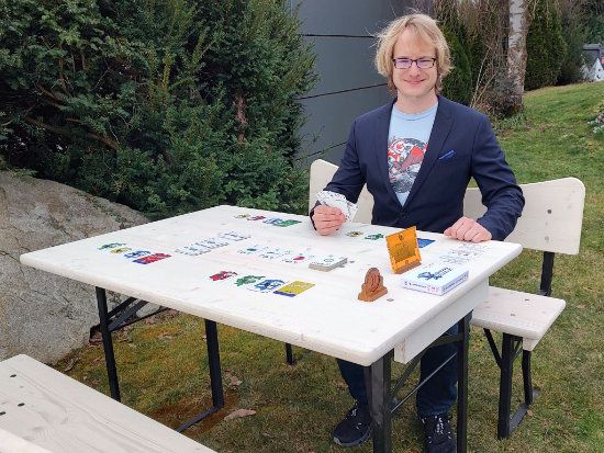 Sitzgarnitur Moneysharks Kartenspiel Ich habe die kurze Bierzeltgarnitur 108 mitgeschwungene Rückenlehne mit 54 cm breitem Tisch und verbreiterter Sitzfläche genommen. Perfekt für die geplagten Freunde der CatCon Ulm, welche tagelang auf einfachen Bierbankschrannen ihre Rollenspiele spielen.