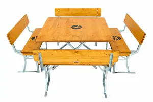 Festzeltgarnitur quadratischer Tisch 120 cm X 120 cm mit vier Lehnen Bänke. Quadratische Festzeltgarnitur Teak