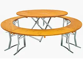 Ein Platz für 15 Personen mit einer einzigen Bierzeltgarnitur. Aufgrund der Tatsache, dass sich alle Personen um einen Rundtisch setzen, ist die Kommunikation zwischen den Gästen optimal. Die Person, die am weitesten weg sitzt, ist direkt gegenüber. Die Gäste, denen sie nicht direkt ins Gesicht sehen können, sitzen neben ihnen. Es könnte nicht besser sein. Bierzeltgarnitur runde Ausführung