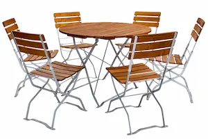 Runde Biergartentische 100 cm und Biergartenstühle mit gebogenen Sitz- und Rückenleisten aus wetterfestem Robinienholz. Aufstellung für 6 Personen. Runder Biergartentisch 100 cm